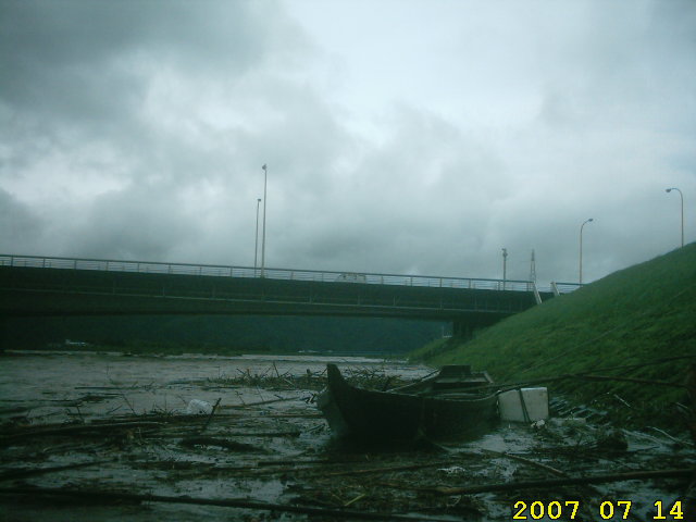 typhoon-4-nobeoka-july-14-2007-boat-south-3english.jpg